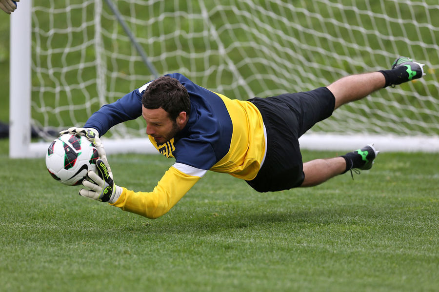 В каких играх необходим голкипер. Найт вратарь. Зак голкипер. Goalkeeper Training. Голкипер Фредерик Андерсон.